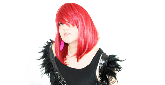Jaana Redflower, mit pinken Haaren und einem der extravaganten Cyberpunk Outfits der Gamma Rats 