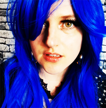 Foto Jaana Redflower mit blauen Haaren